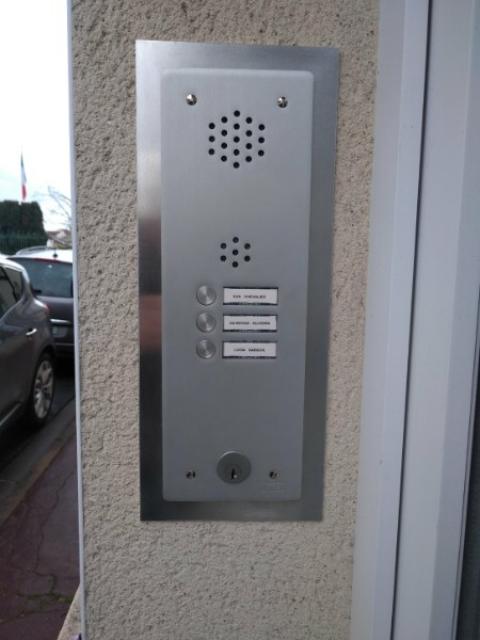 Remplacement du système d'interphonie dans un immeuble à Reims