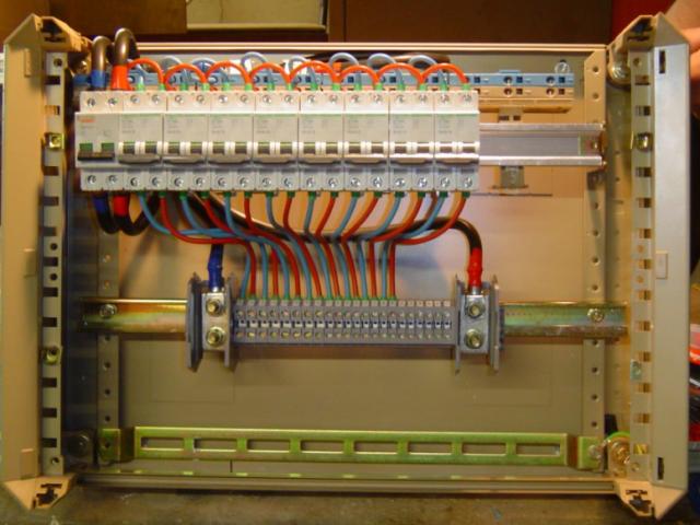 Réalisation de coffrets électriques pour une administration à Reims